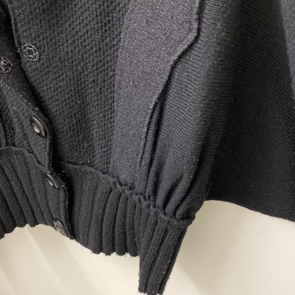 One girl who wool black sweater - Picture 7 of 14